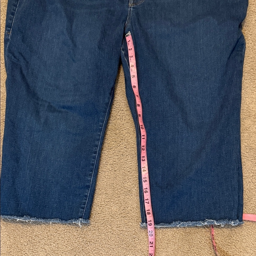 Good American Blue Denim Capri Jeans - Picture 4 of 6